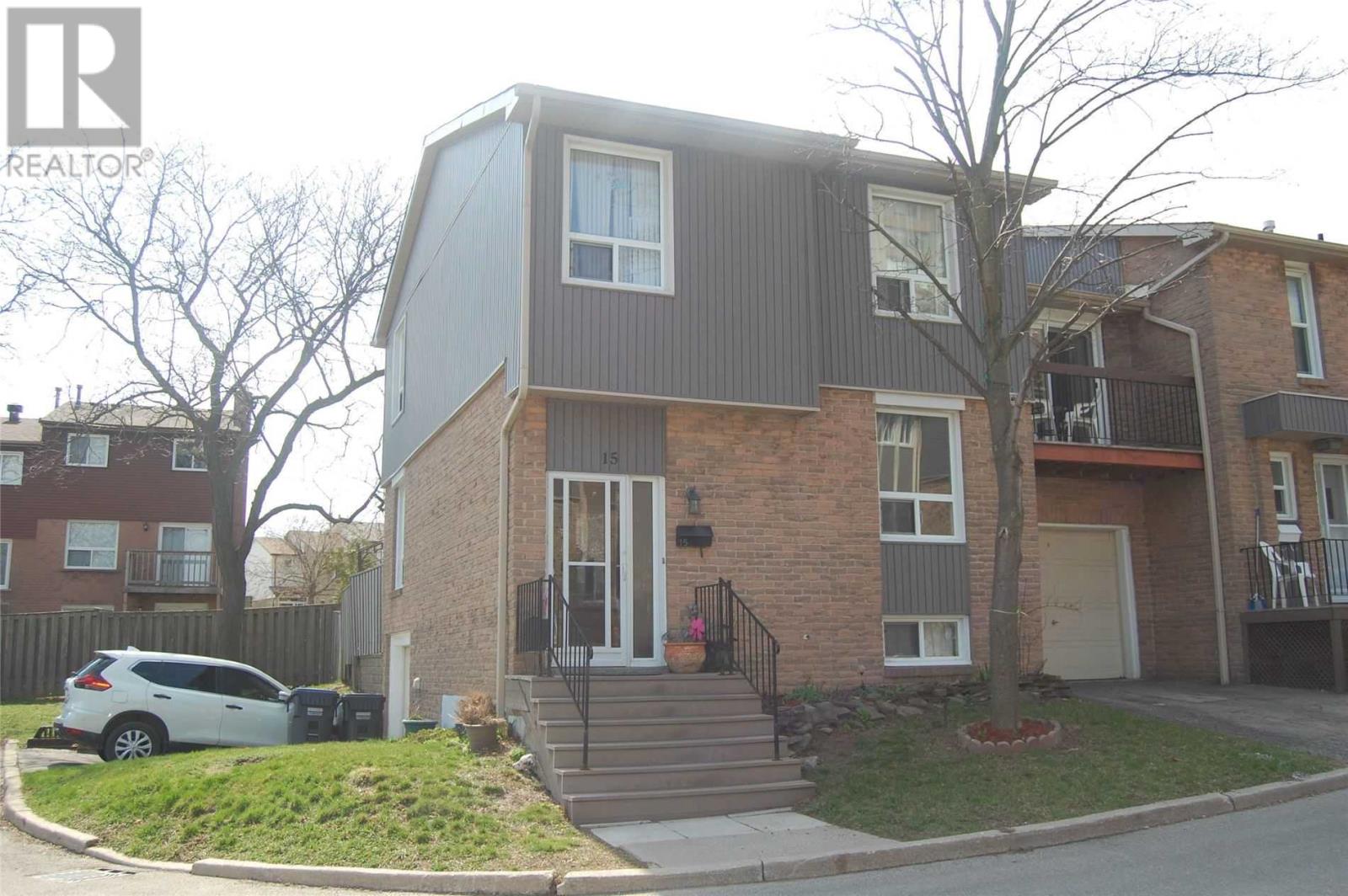 #15 -900 Dundas St W  