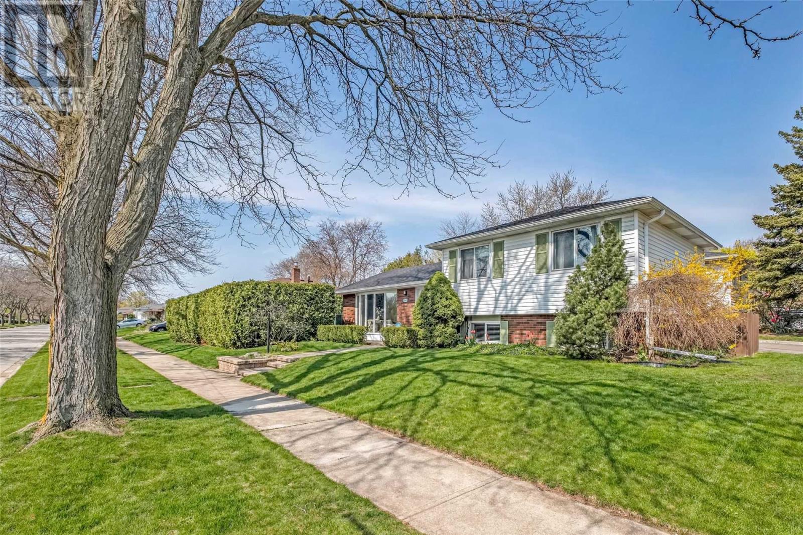 2445 Cyprus Avenue, Burlington, ON, L7P 1G5