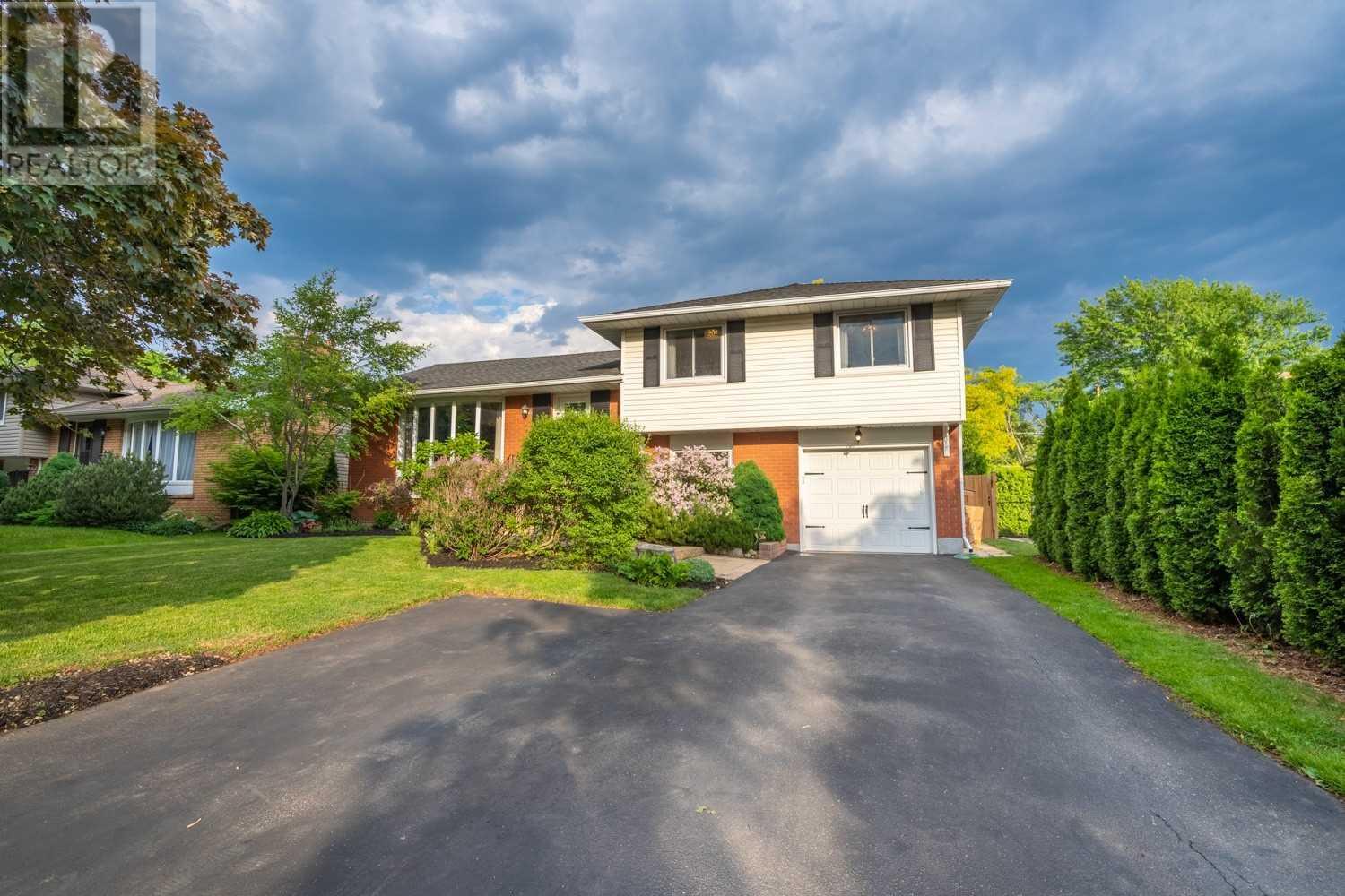 5166 Mulberry Drive, Burlington, ON, L7L 3P4