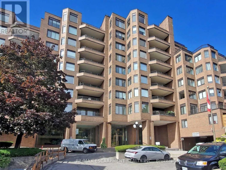 102-100 Lakeshore Road East, Oakville, ON, L6J 6M9