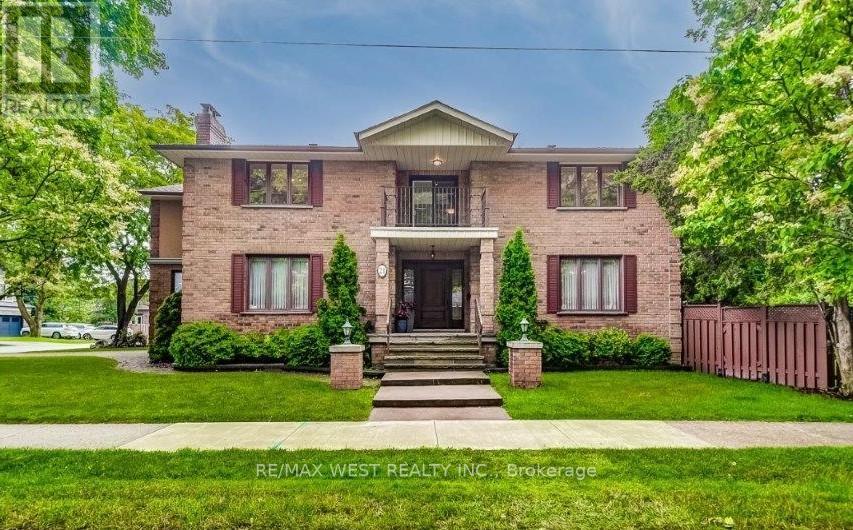21 Cowley Avenue, Toronto, ON, M9B 2E2