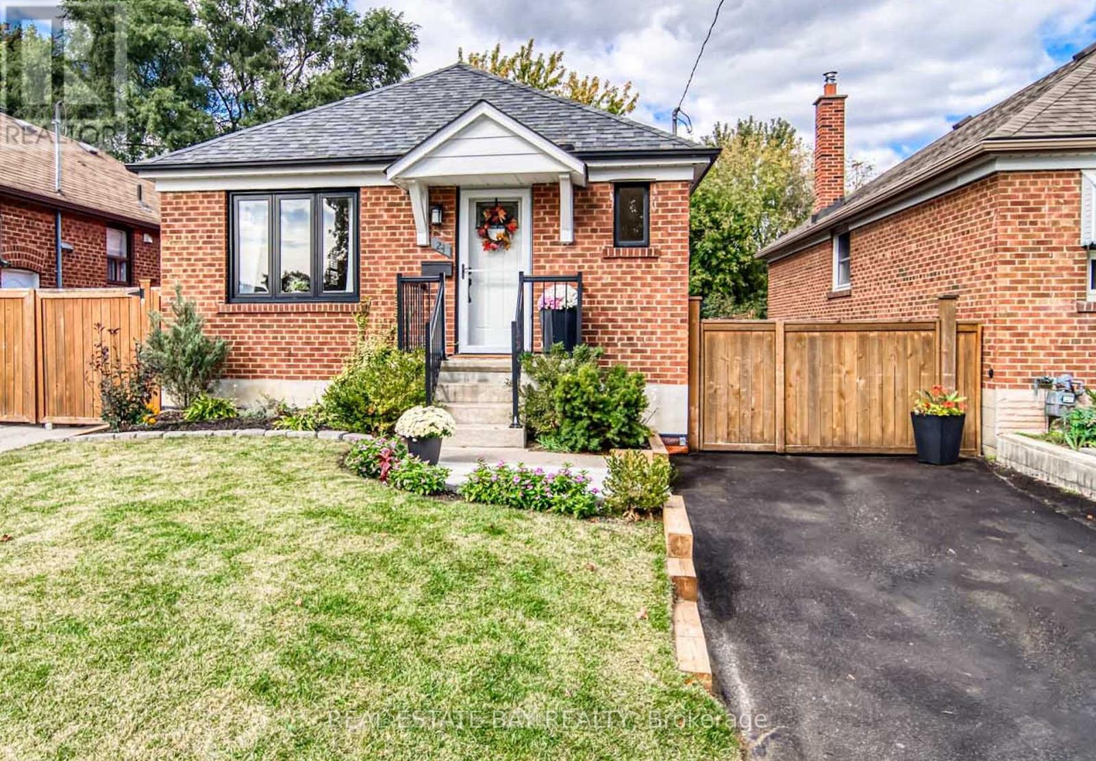 24 Athol Avenue, Toronto, ON, M8Z 2A4