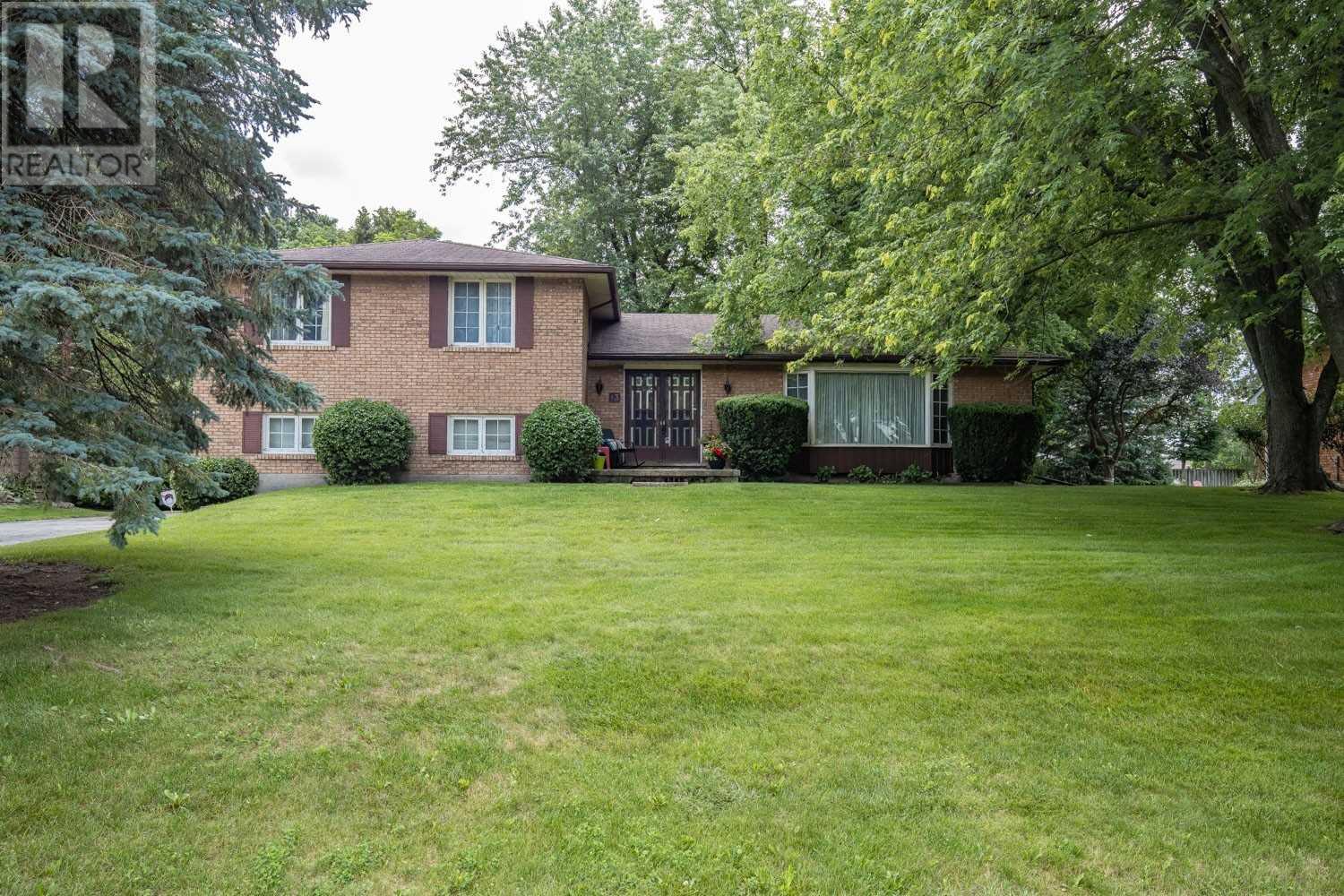 13 Coachman Crescent, Hamilton, ON, L8N 2Z7