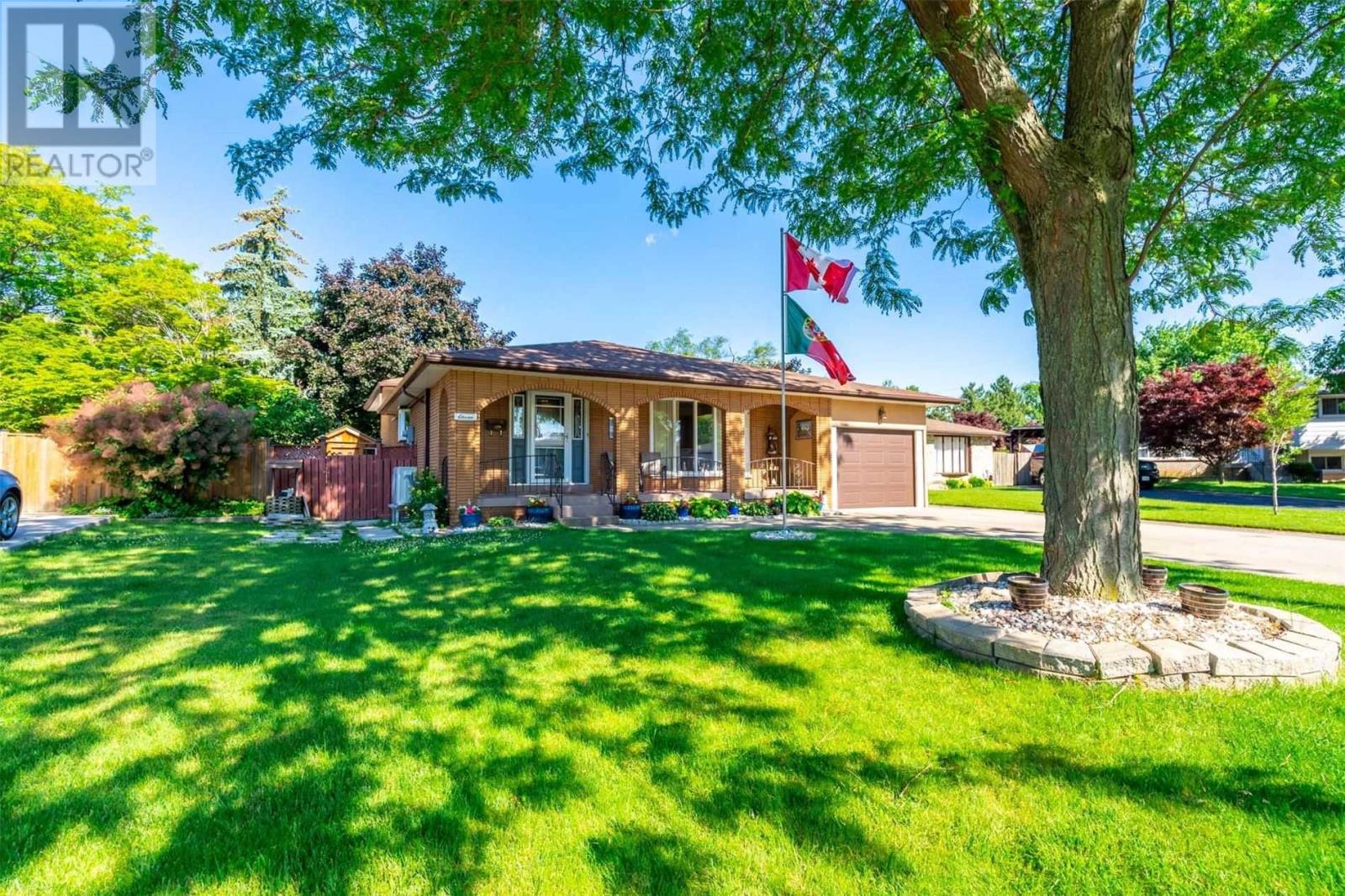 11 Redwood Court, Hamilton, ON, L8G 2Y3