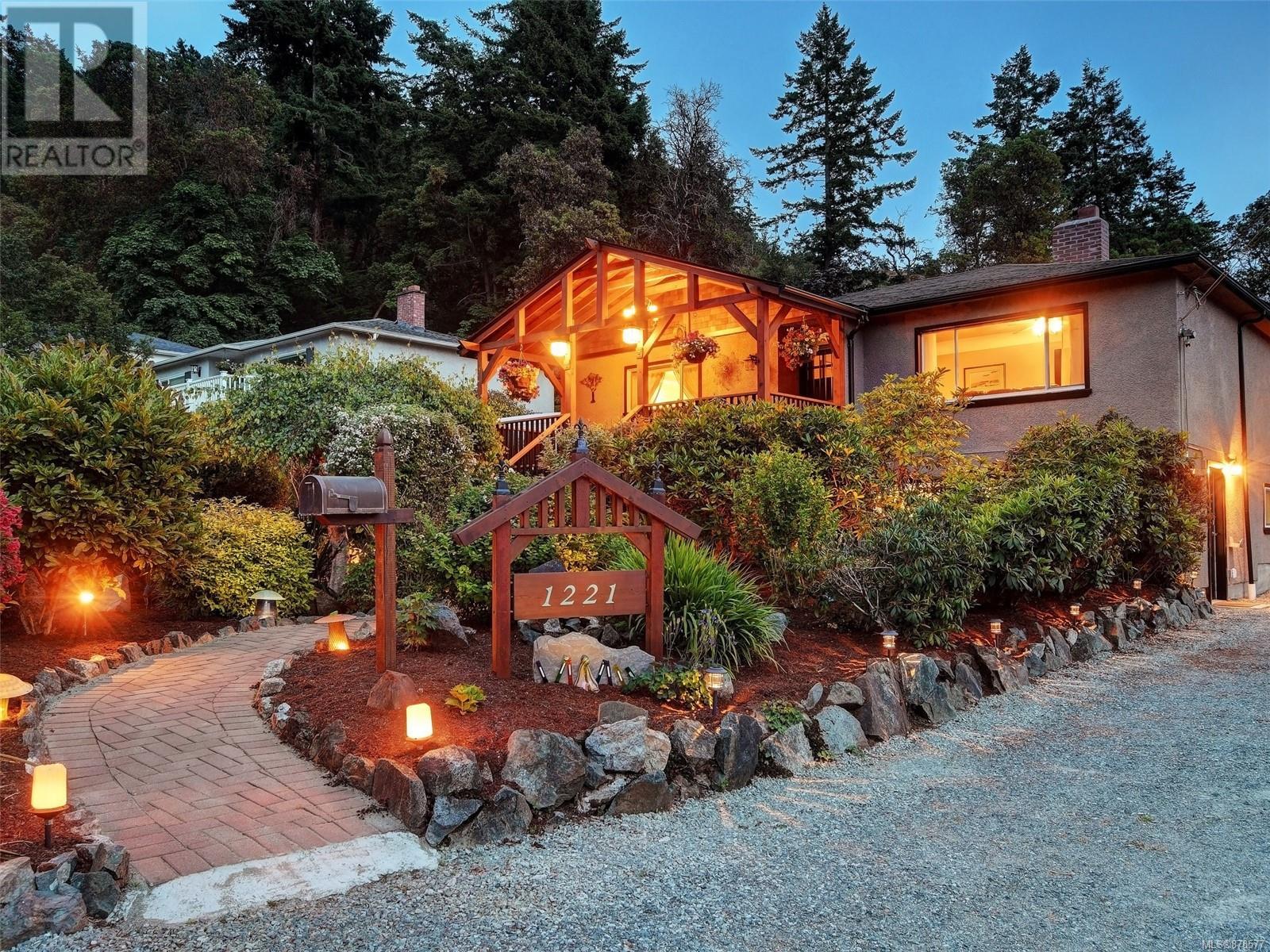 1221 Pearce Crescent, Saanich, BC, V8X 3S8