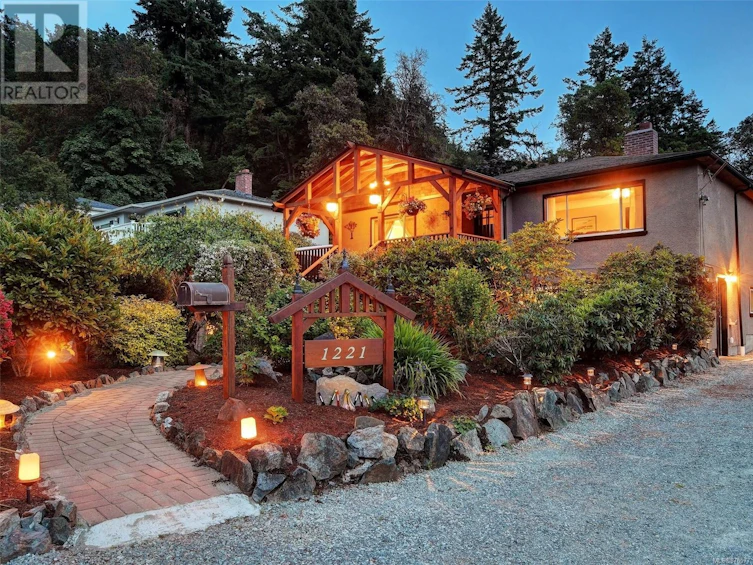 1221 Pearce Crescent, Saanich, BC, V8X 3S8