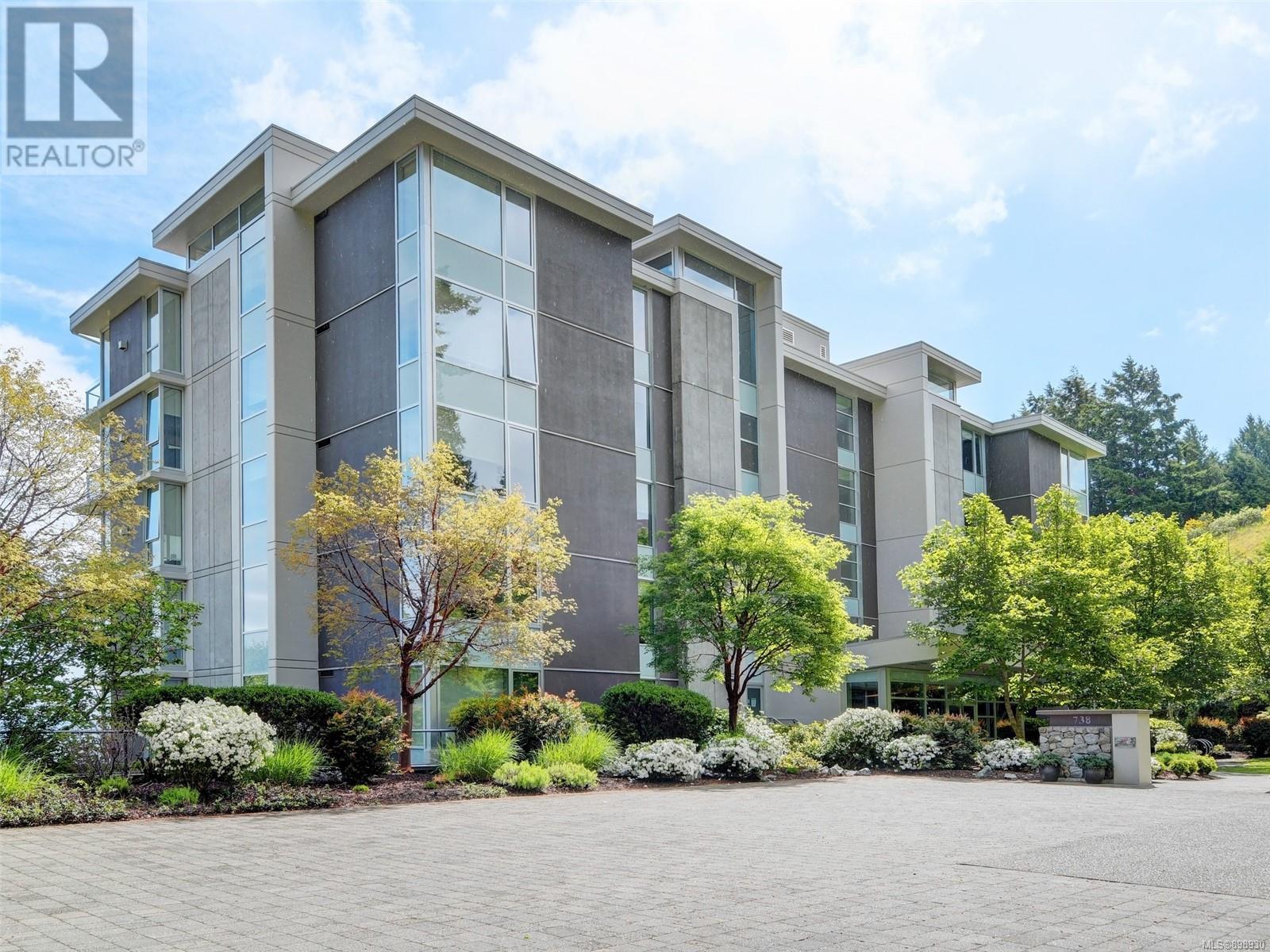 302-738 Sayward Hill, Saanich, BC, V8Y 3K3