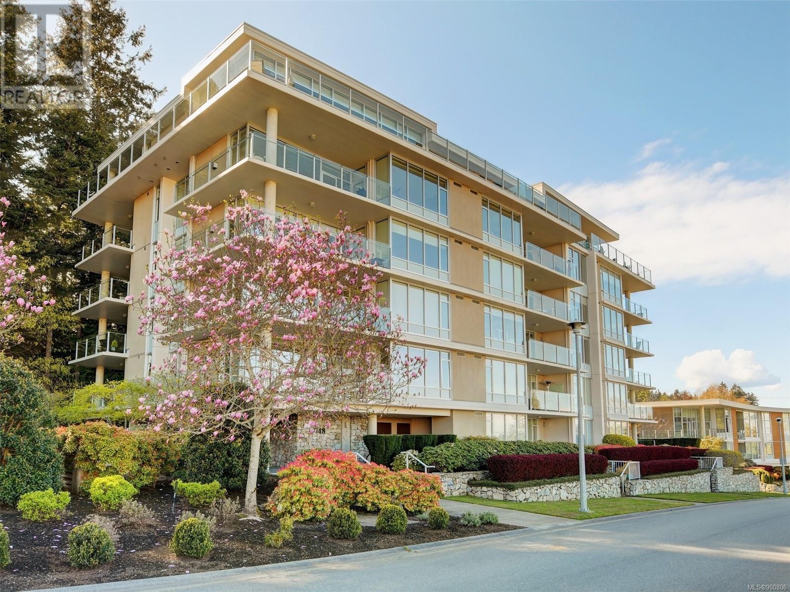 302-748 Sayward Hill Terrace, Saanich, BC, V8Y 3K1