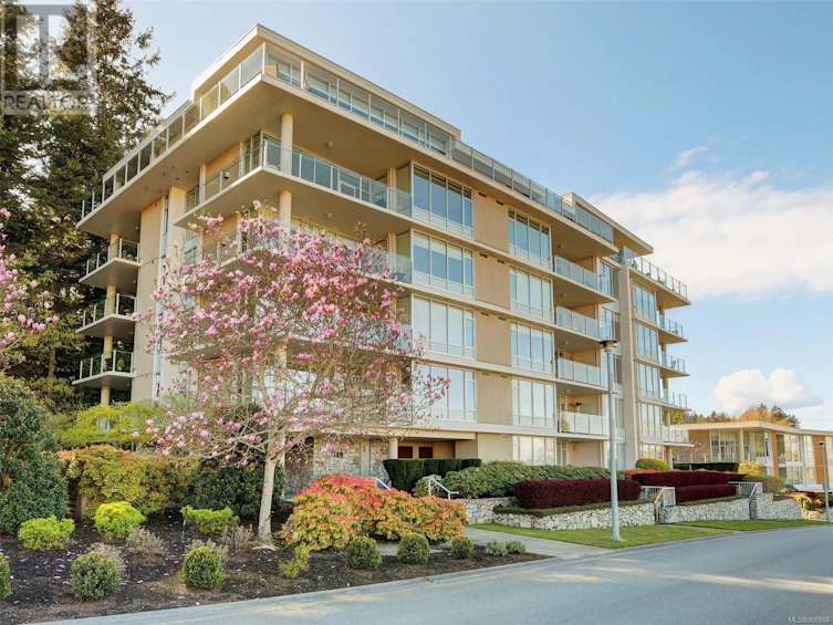 302-748 Sayward Hill Terrace, Saanich, BC, V8Y 3K1
