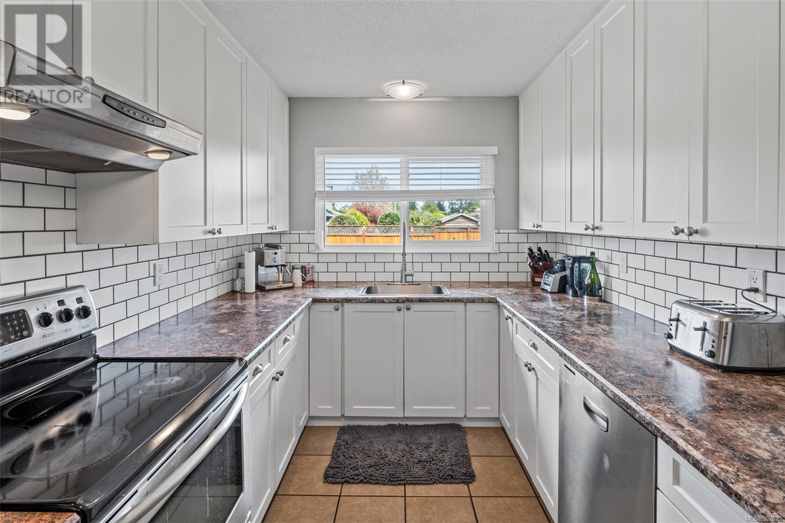 13-10145 Third Street, Sidney, BC, V8L 3B5