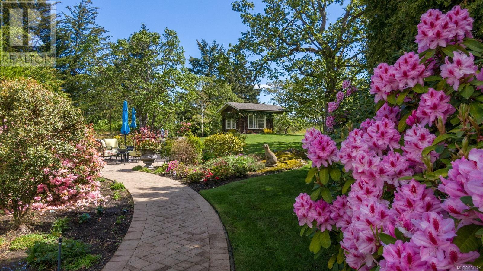 3903 Persimmon Drive, Saanich, BC, V8P 3R8