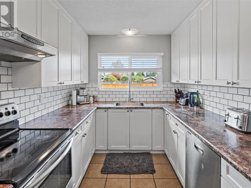 13 - 10145 Third Street, Sidney BC V8L 3B5