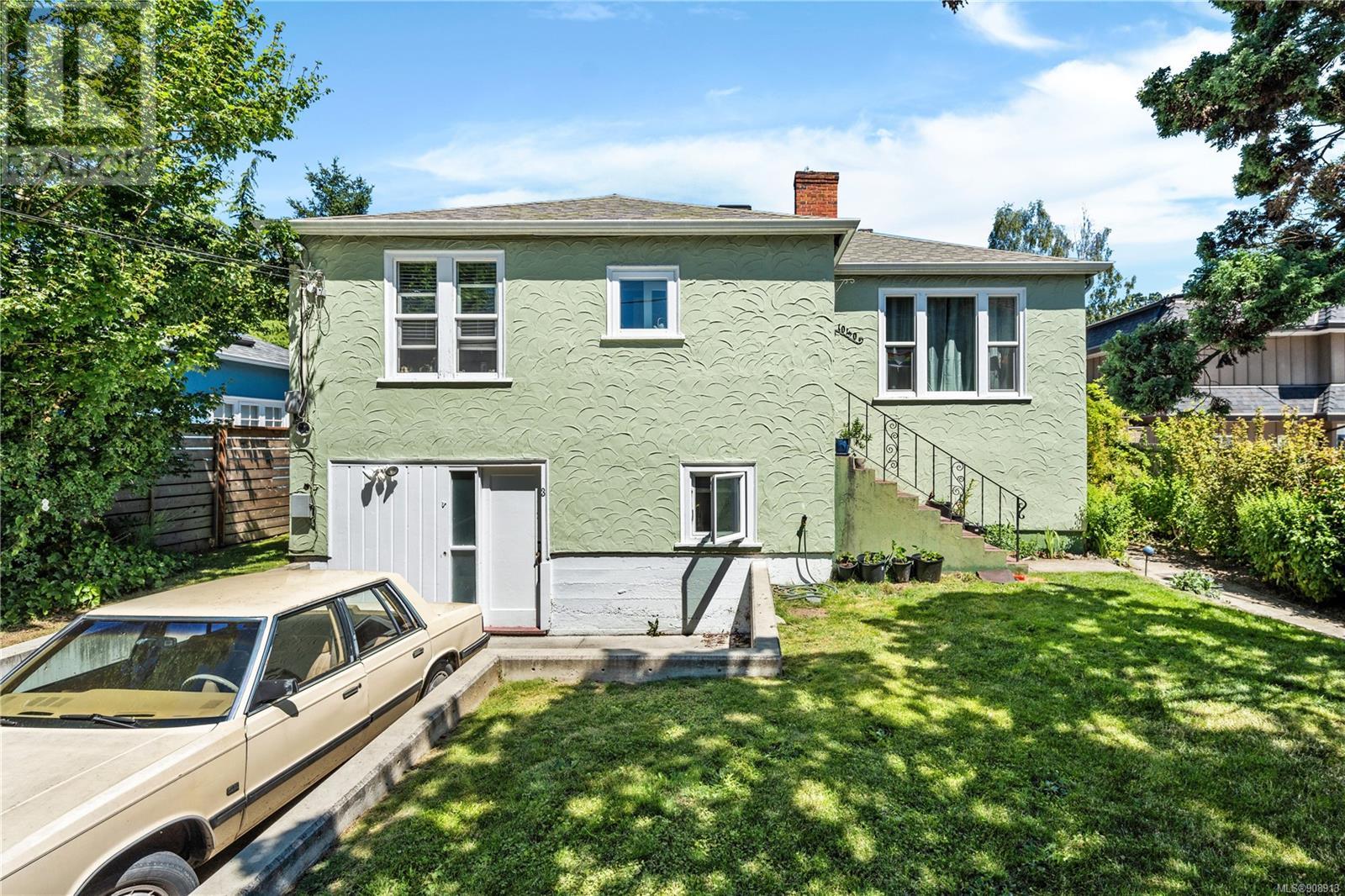 1040 Tolmie Avenue, Saanich, BC, V8X 2H1
