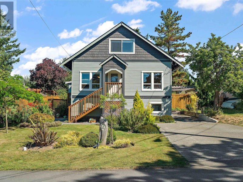 654 Ralph Street, Saanich BC V8Z 1Z5