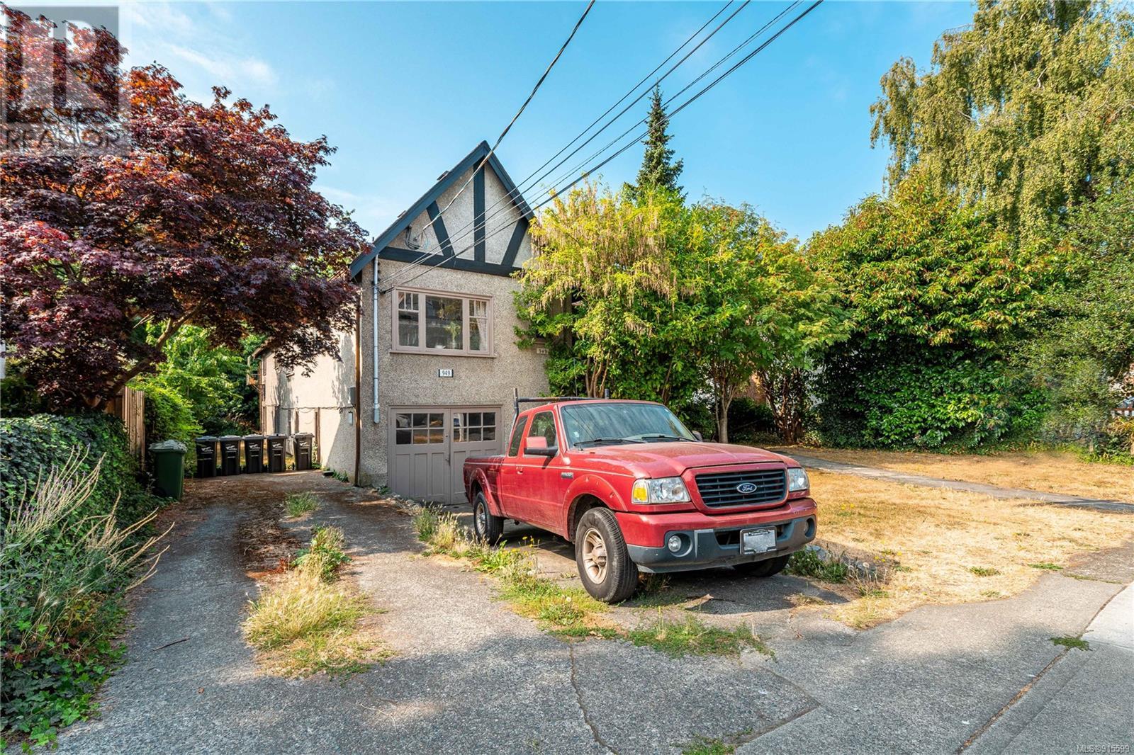 949 Convent Place, Victoria, BC, V8V 2Y9