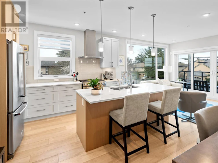 201-2447 Henry Avenue, Sidney, BC, V8L 4N3