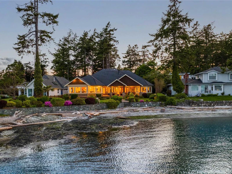 2525 Beaufort Road, Sidney BC V8L 2K2