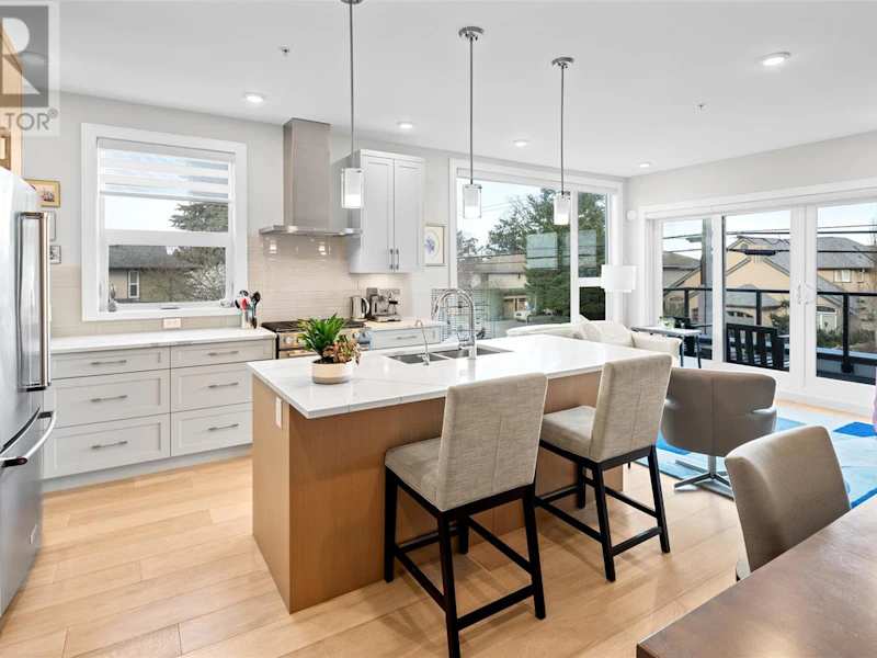 201 - 2447 Henry Avenue, Sidney BC