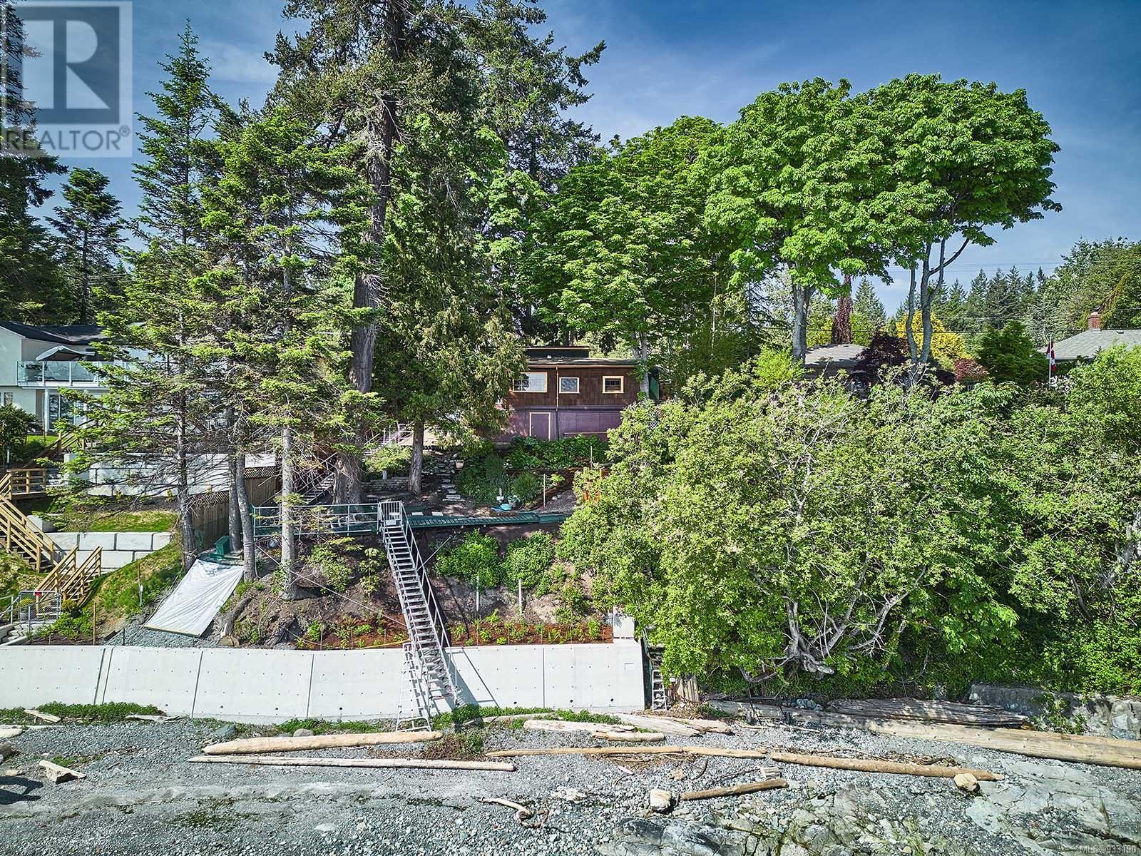 9005 Lochside Drive, North Saanich, BC, V8L 1N1