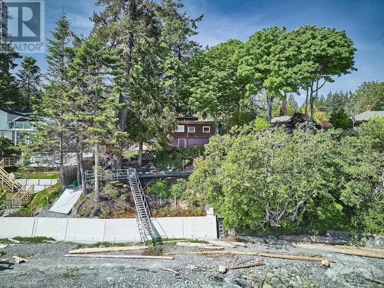 9005 Lochside Drive, North Saanich, BC, V8L 1N1