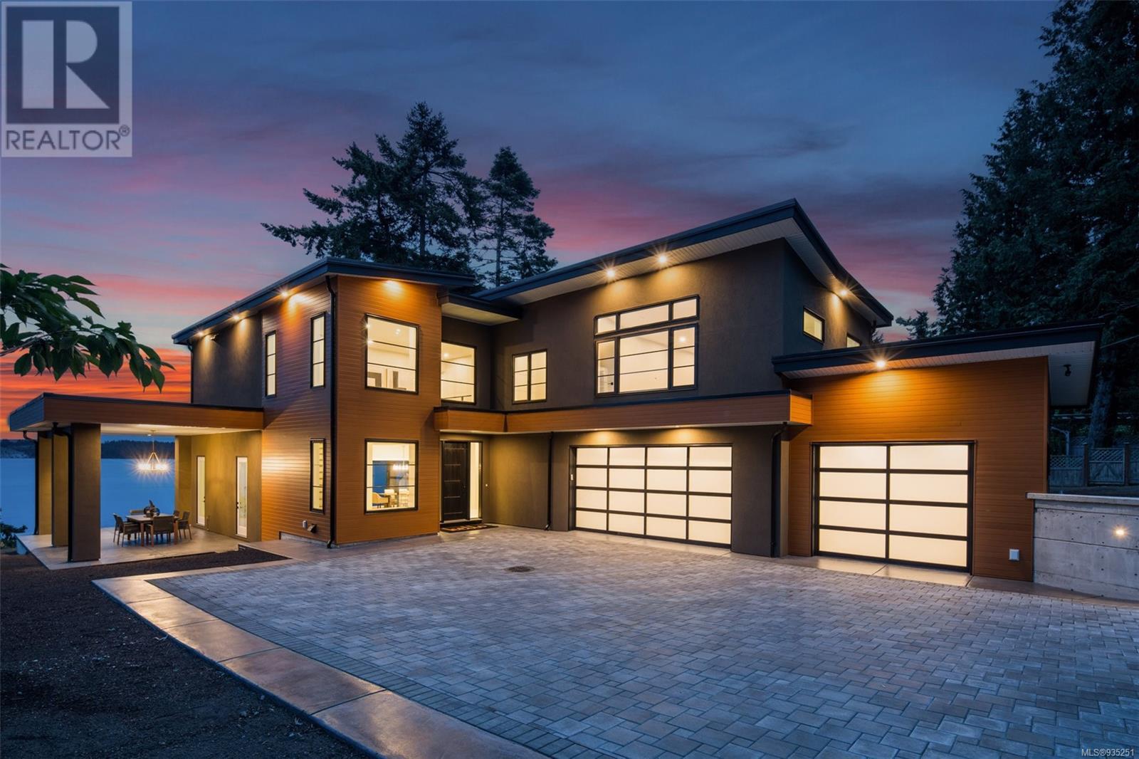8213 Lochside Drive, Central Saanich, BC, V8M 1T9