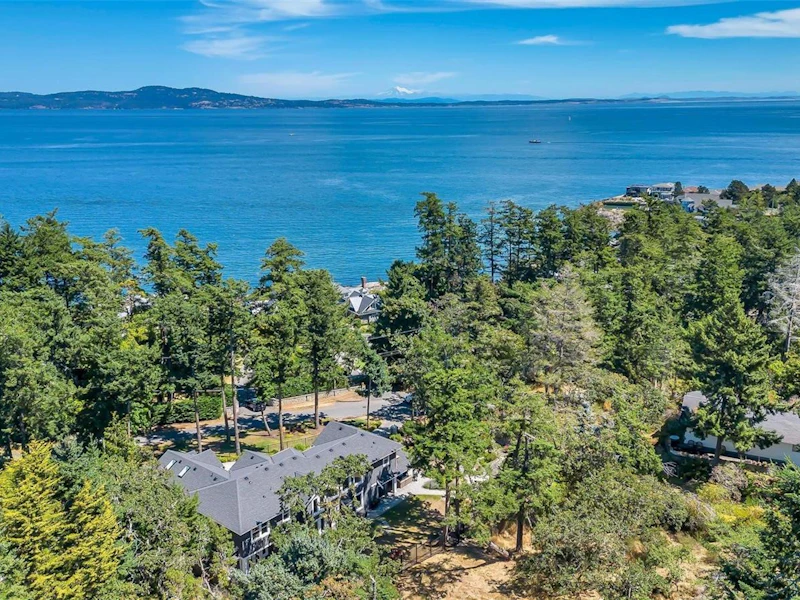 2951 Phyllis Street, Saanich BC V8N 1Z2