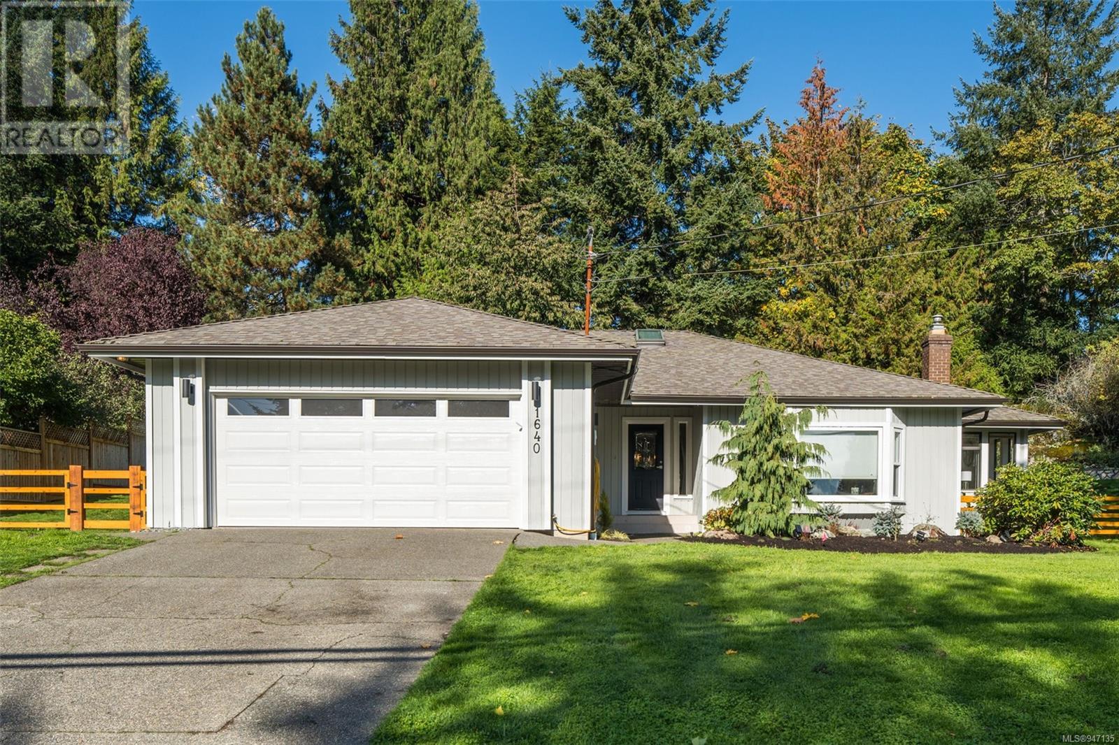 1640 Dean Park Road, North Saanich, BC, V8L 4Y7