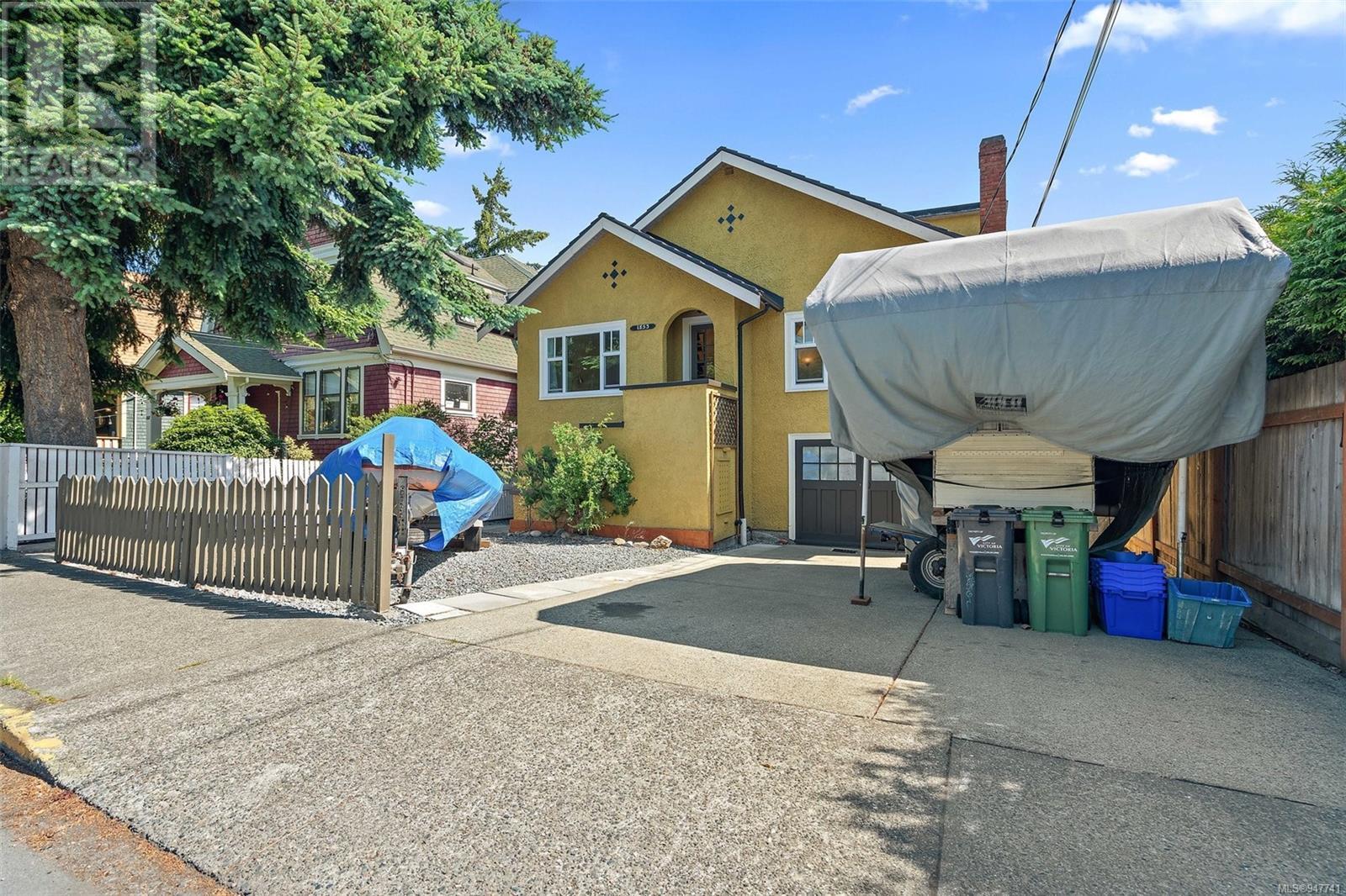 1853 Fern Street, Victoria, BC, V8R 4K4