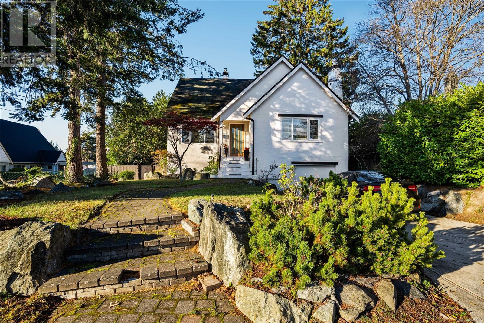 658 Richmond Avenue, Victoria, BC, V8S 3Y7