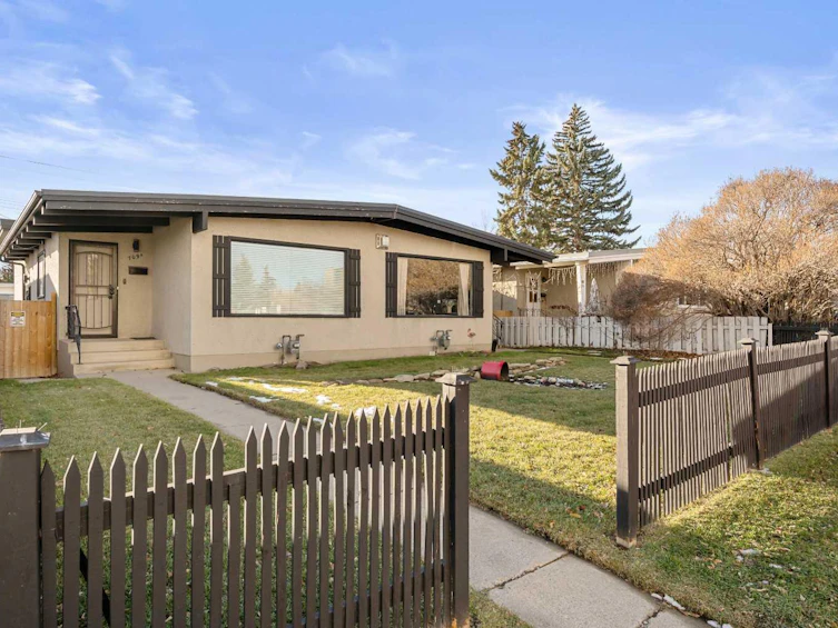 709 67 Avenue SW, Calgary, AB, T2V 0M4