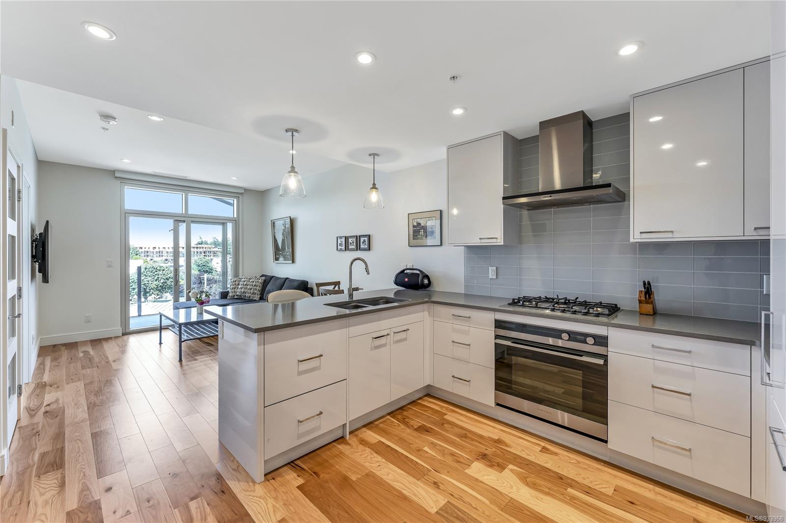 411-916 Lyall Street, Esquimalt, BC, V8L 2P1