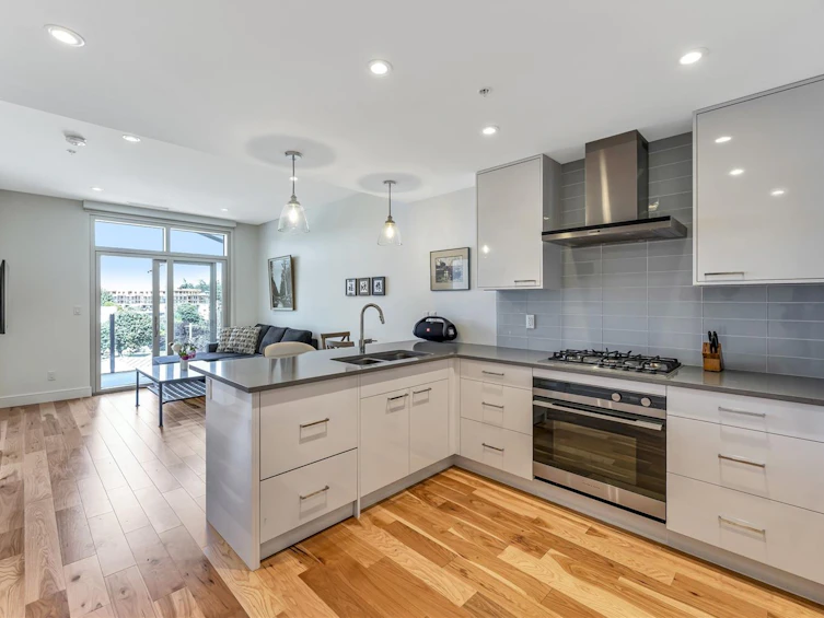 411-916 Lyall Street, Esquimalt, BC, V8L 2P1