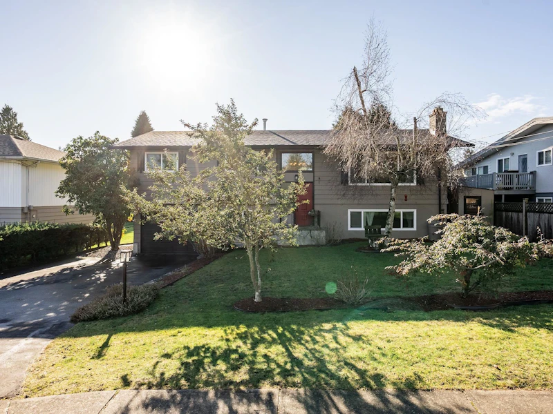 15666 Russell Avenue, Surrey BC V4B 2S1