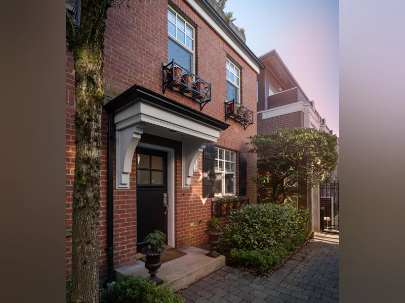2144 W 8th Avenue, Vancouver BC V6K 2A4