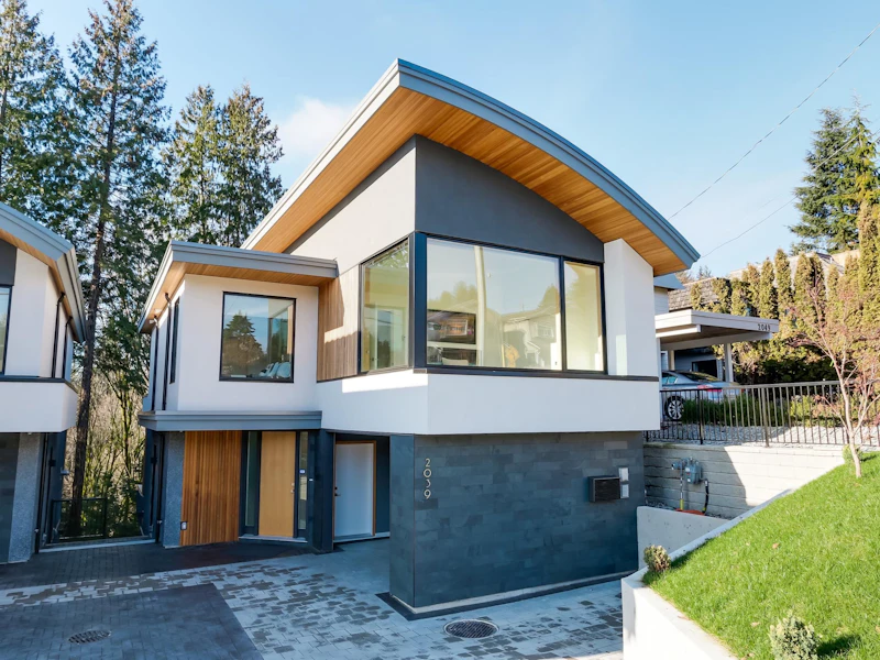2039 Westview Drive, North Vancouver BC V7M 3B1