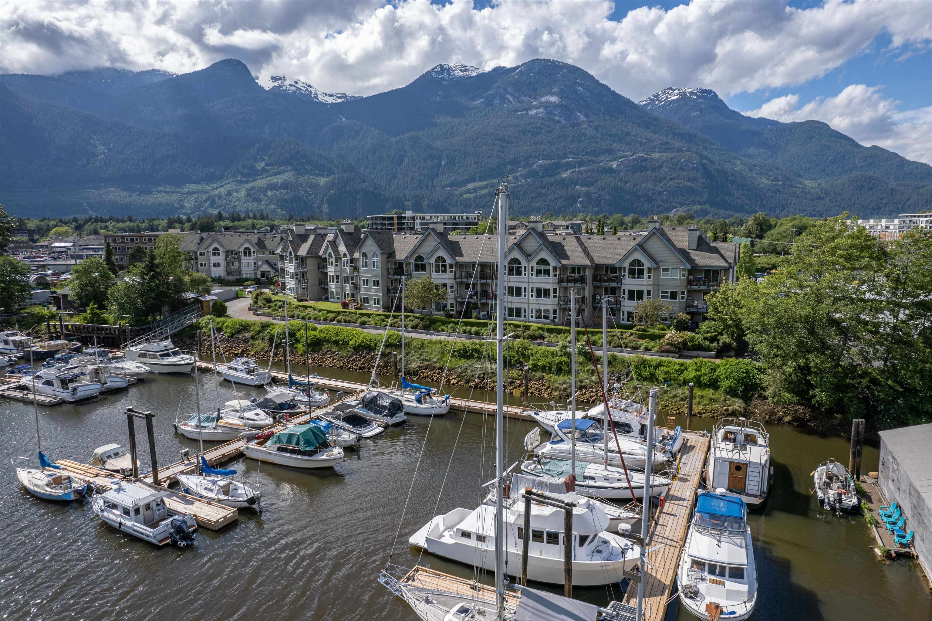 208-1468 Pemberton Avenue, Squamish, BC, V8B 0K2