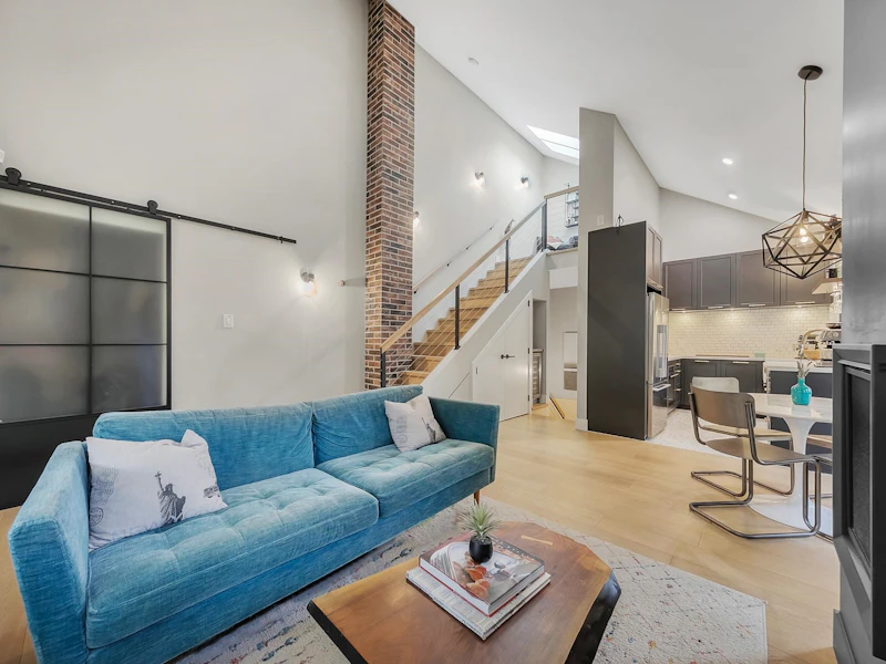 2460 W 6th Avenue, Vancouver BC V6K 1W3