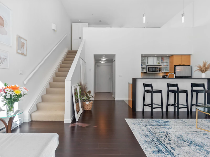 301 - 29 Smithe Mews, Vancouver BC V6B 1C3