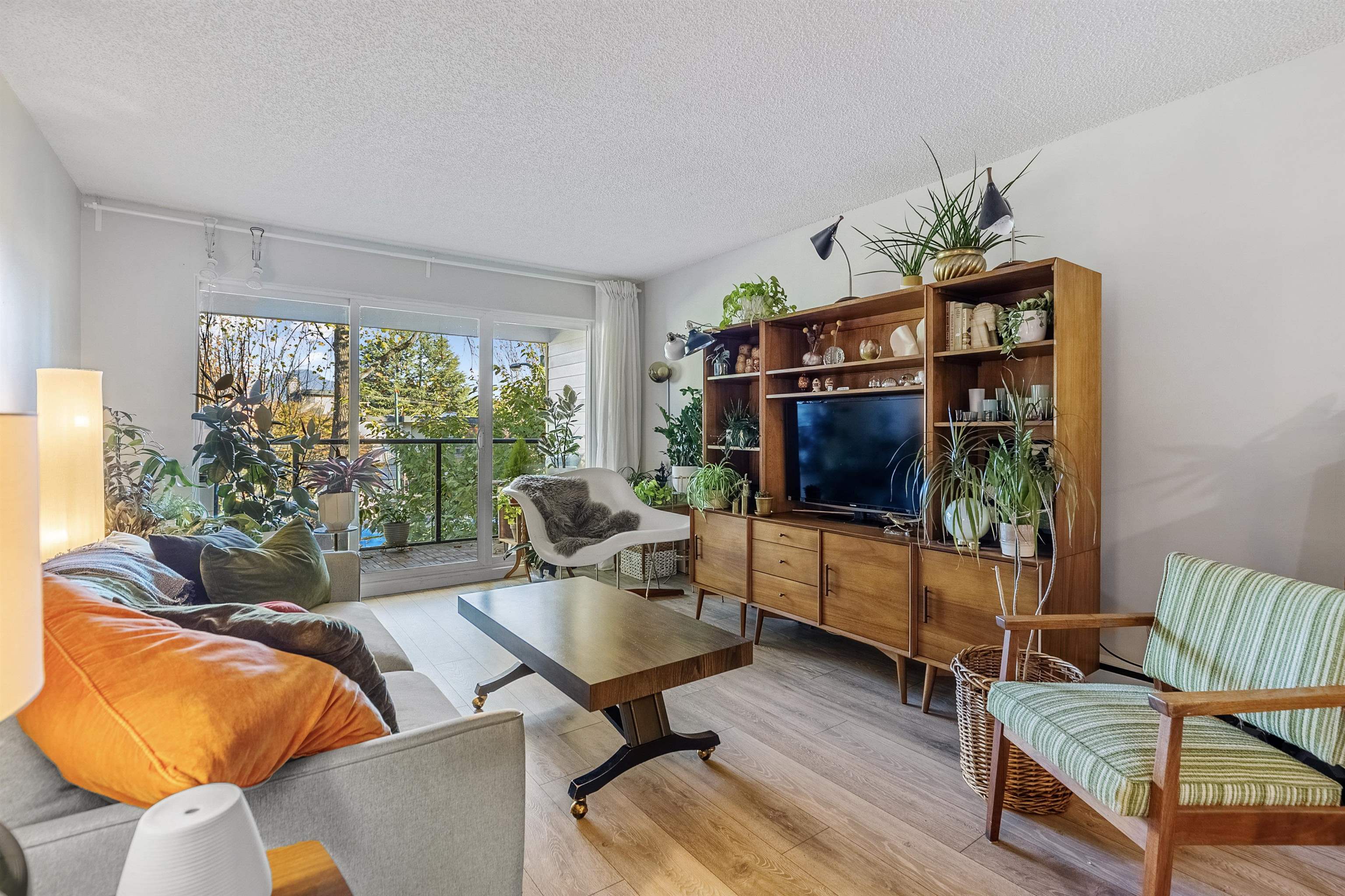 309-1440 E Broadway, Vancouver, BC, V5N 5P2