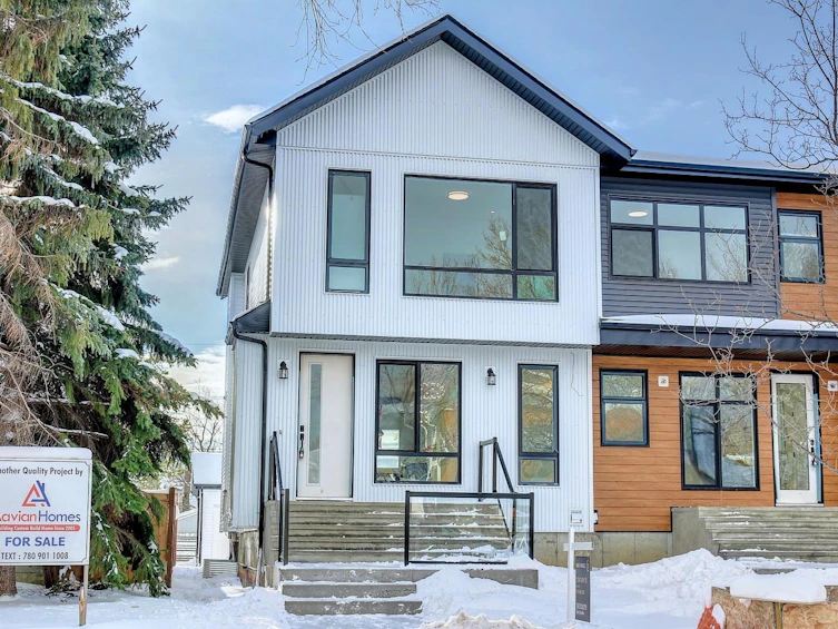 7715 78 Avenue, Edmonton, AB, T6C 0M8