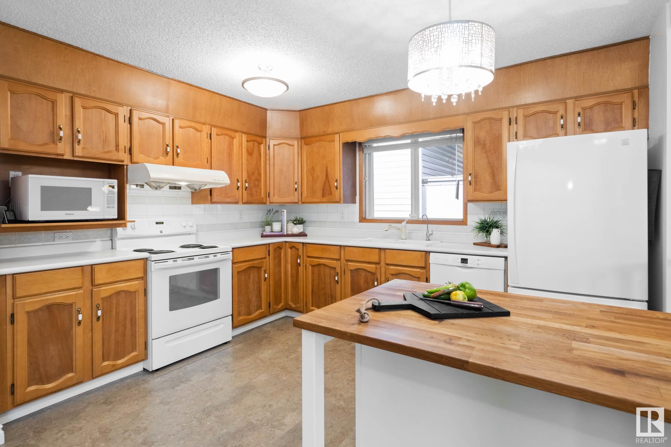 10712 11 Avenue, Edmonton, AB, T6J 6H6