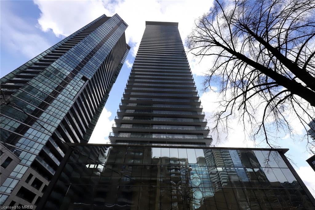 907 - 33 E Charles St  