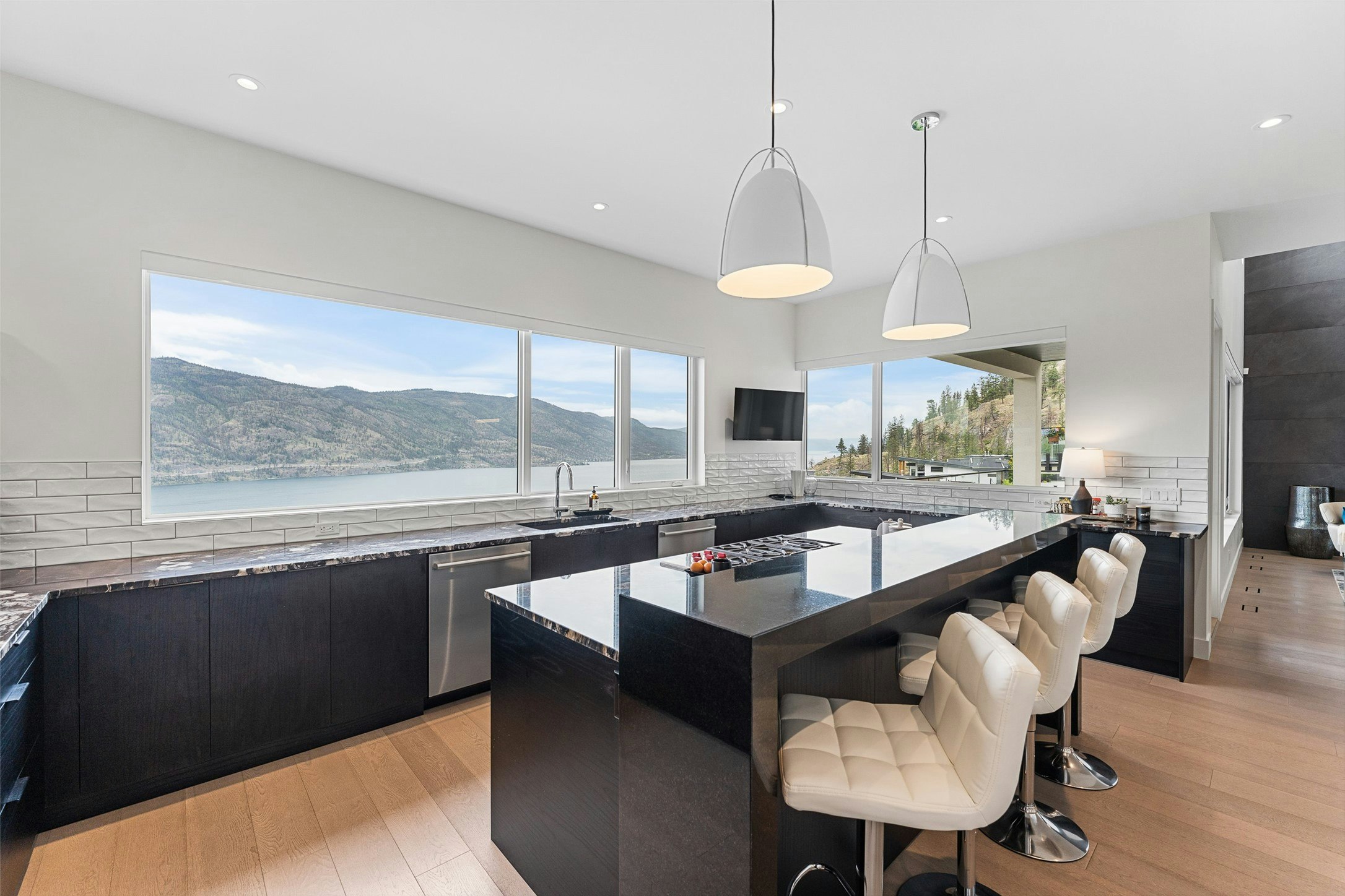 557 Clifton Court, Kelowna, BC, V1V 0B7 - 16
