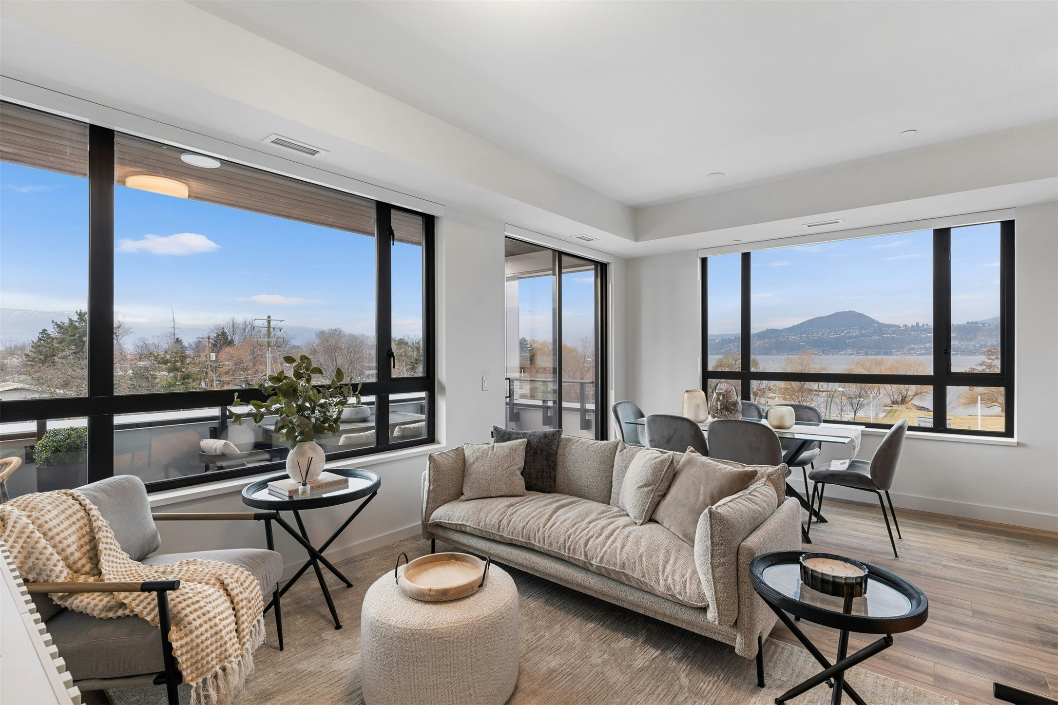 211-3051 Abbott Street - 3
