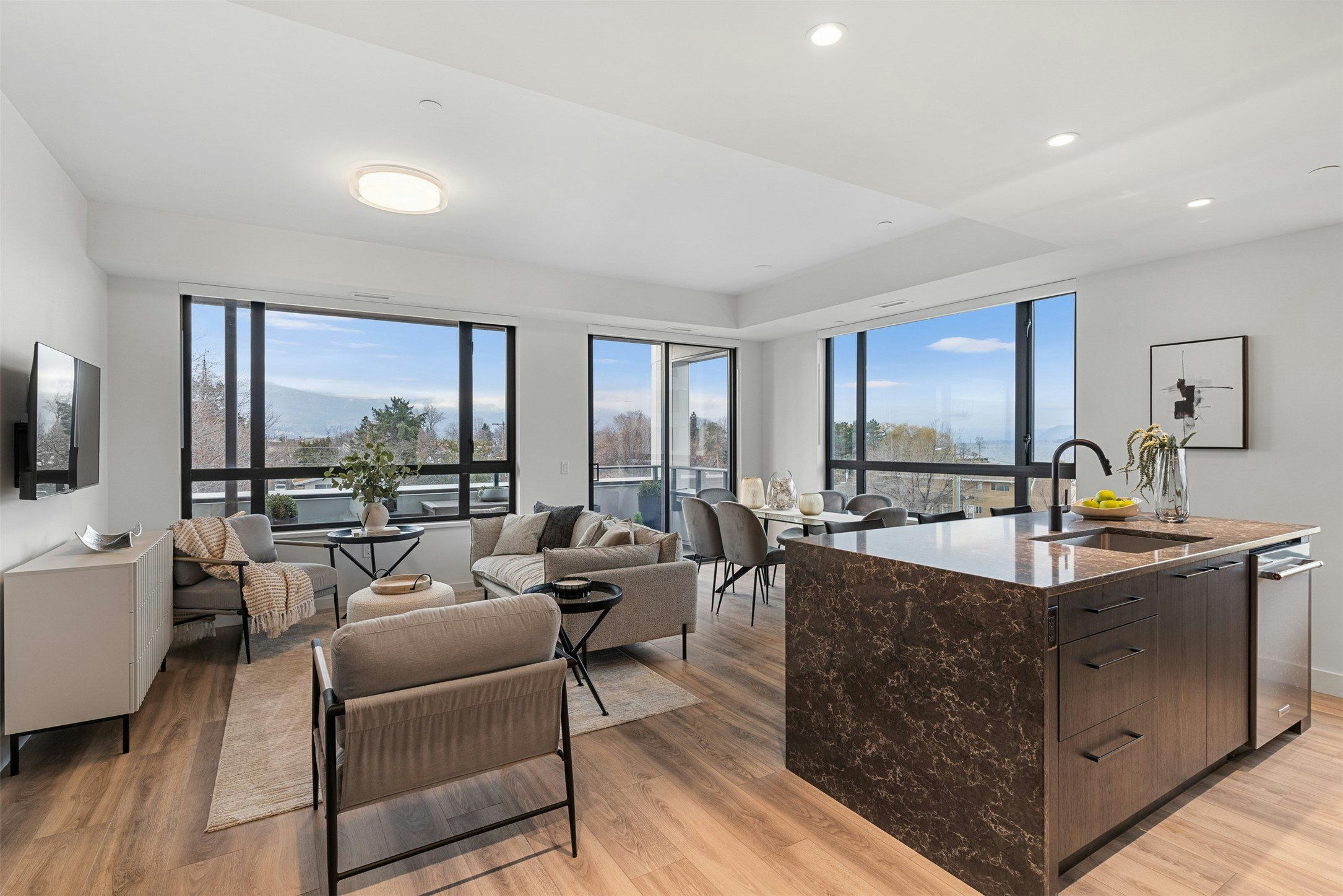 211-3051 Abbott Street - 2