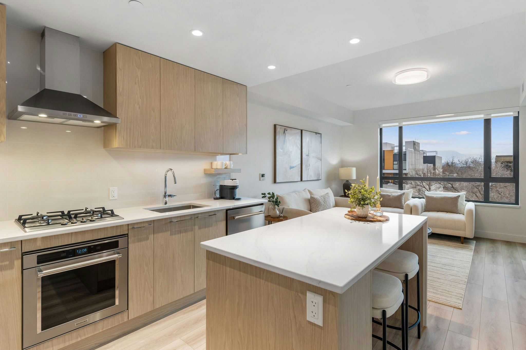607-3051 Abbott Street - 2