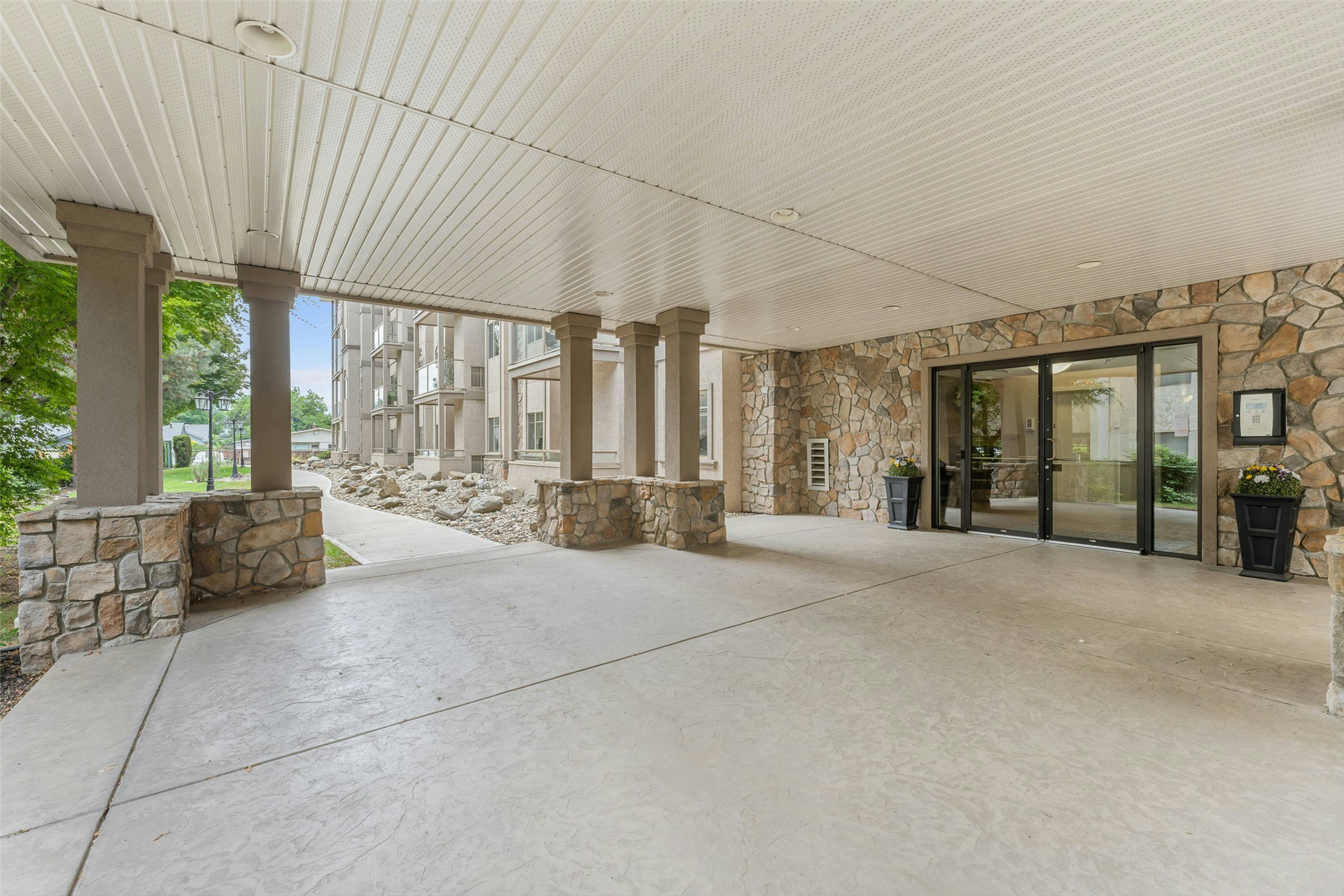 206-1007 Harvey Avenue - 3