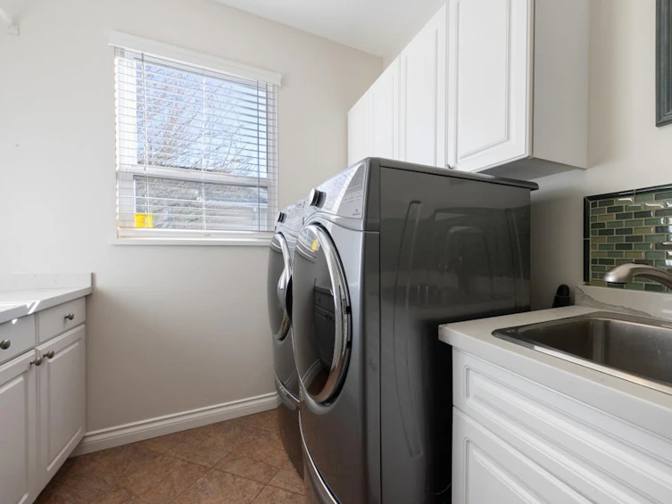 14027 Blackburn Avenue, Surrey, BC, V4B 2Z6 - 17
