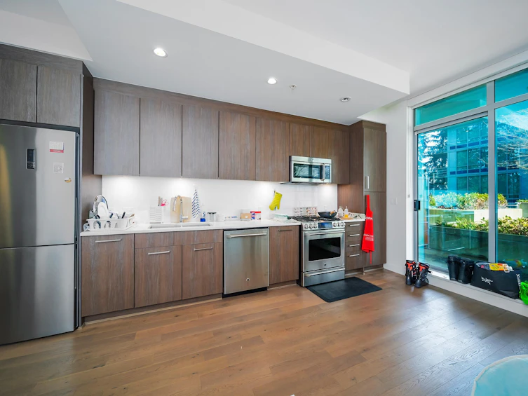 008-9060 University Crescent, Burnaby, BC, V5A 0E1 - 3