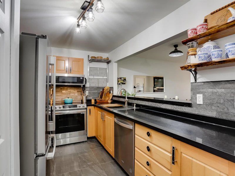 23 - 123 Seventh Street, New Westminster BC V3M 6Y2